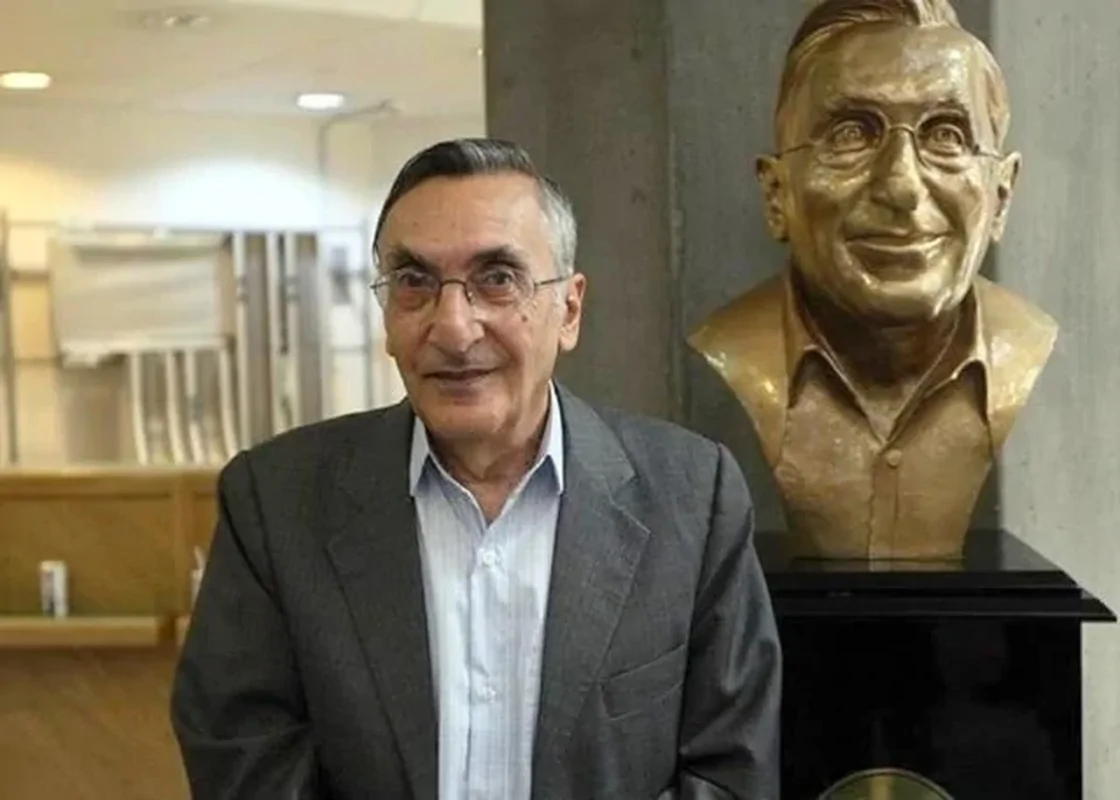 کتابخانه مرحوم کامران فانی اهدا شد