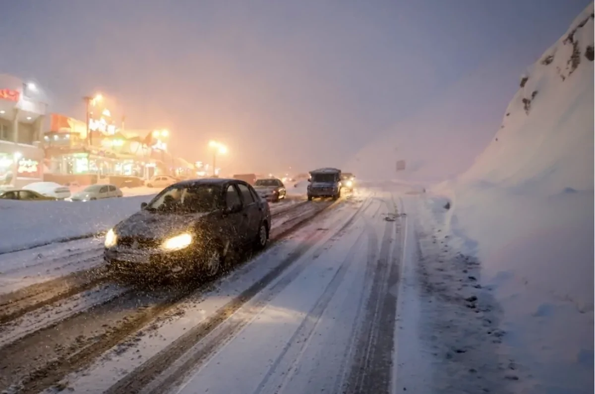 هشدار برف و یخبندان؛ محدودیت‌های ترافیکی در جاده‌های شمال