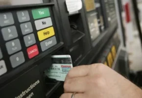 کارت سوخت با انتقال سهمیه بنزین به کارت بانکی حذف نمی‌شود