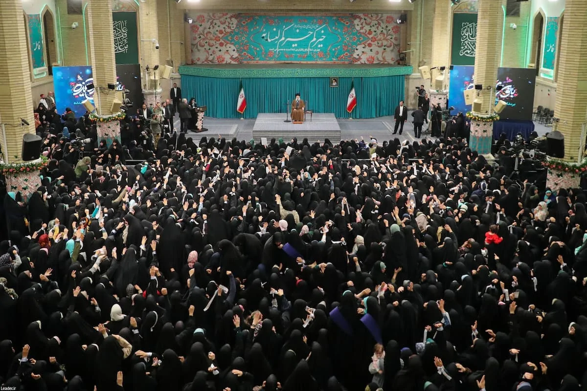 رهبر انقلاب در دیدار هزاران نفر از زنان و دختران: زن، کارگزار خانه نیست، مدیر است