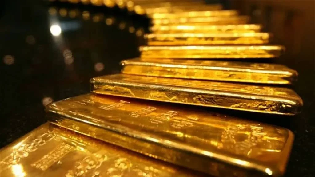 یک ردیف طولانی از چندین قطعه طلای آبشده