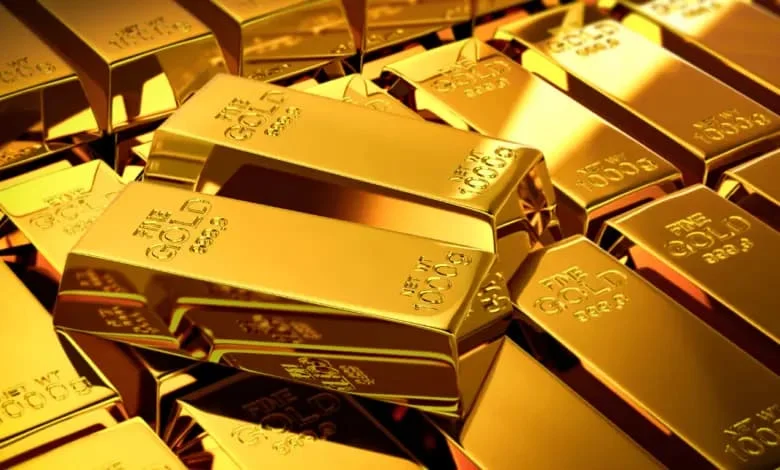 دو شمش طلای براق که روی چند ردیف از آنها گذاشته شدهاند