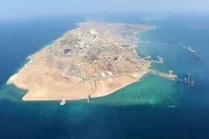 بخشدار خارگ: ۵۴۸ اصابت موشک، صادرات نفت از جزیره را متوقف نکرد