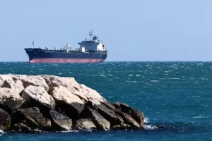 عارف: با وجود جنگ اقتصادی، دست‌بسته نیستیم