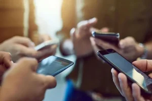 داده‌های پایش شبکه: اینترنت ایران همچنان با محدودیت دست‌وپنجه نرم می‌کند