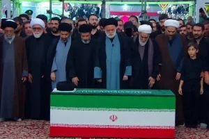 اقامه نماز بر پیکر رهبر شهید و خانواده ایشان در حرم مطهر رضوی