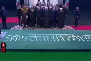  حضور سران سه قوه در مصلای تهران برای ادای احترام به پیکر آقای شهید ایران