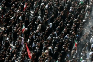 اقامه نماز بر پیکر رهبر شهید انقلاب و خانواده ایشان