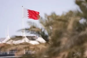 بلند شدن دود از پایگاه شیخ عیسی در بحرین در پی وقوع چند انفجار