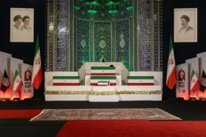 در تهران، قم و مشهد چه کسانی بر پیکر رهبر شهید نماز می‌خوانند؟