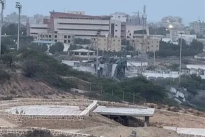 در پی حمله ارتش آمریکا به محله تپه‌الله بندرعباس، یک مادر به شهادت رسید و کودک یک‌ساله او با قطع دست مجروح شد