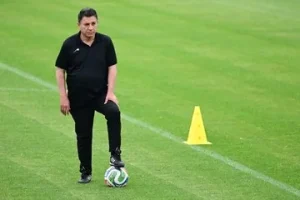 آقای قلعه‌نویی! کار کمک مربی مشورت دادن به شما در طول مسابقات است نه اینکه بعد از بازی، کار شما را توجیه کند و برایت مجسمه بسازد!