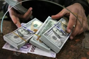 انتقادات درباره خرید کالای اساسی از آمریکا، سیاسی و تنگ‌نظرانه است / نرخ دلار از ١۴٠ هزار تومان کمتر نمی‌شود