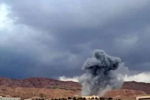 دکل ارتباطی در ارتفاعات جنوب استان هدف حمله دشمن قرار گرفت؛ 2 نفر مصدوم شدند