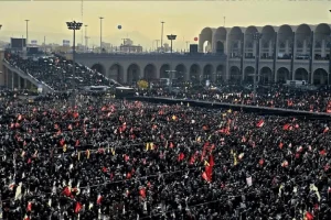 مصلای تهران پر شد؛ حضور نمازگزاران در خیابان اطراف