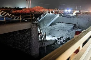 بازگشت محورهای آسیب‌دیده هرمزگان به مدار تردد در کمتر از 12 ساعت