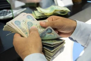 نماینده مجلس: بانک مرکزی با افزایش قیمت ارز اربعین، مردم را جریمه کرد / مسئولان شاید نتوانند قیمت ارز را کنترل کنند، اما در افزایش قیمت آن نقش فعالی دارند