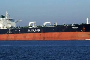 تلاش نفتکش ایرانی برای عبور از محدود محاصره پیش از مهلت مقرر