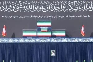 پیکر رهبر شهید انقلاب و خانواده ایشان در جایگاه قرار گرفت