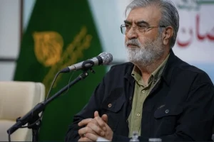 عزیزی: هیچ شناوری بدون اذن نیروهای مسلح از تنگه هرمز عبور نمی‌کند