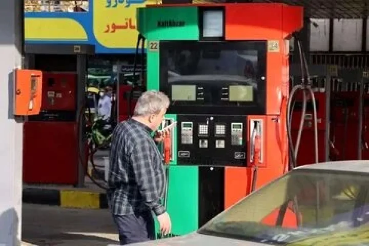 روزنامه اطلاعات: چند راه پیشنهادی برای رفع ناترازی بنزین / افزایش مصرف CNG، کاهش سهمیه در ماه‌های پرمصرف، کاهش سهمیه بنزین شهرهای کوچک و…