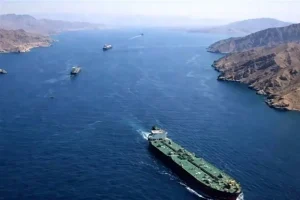 نفت‌کش عبوری از تنگه هرمز هدف پرتابه ناشناس قرار گرفت