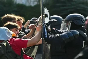 فرانسه: ۳۲۰ هزار نفر در اعتراضات شرکت کردند