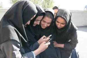 اختیار «تلفن همراه دانش‌آموزان» به مدرسه سپرده شد